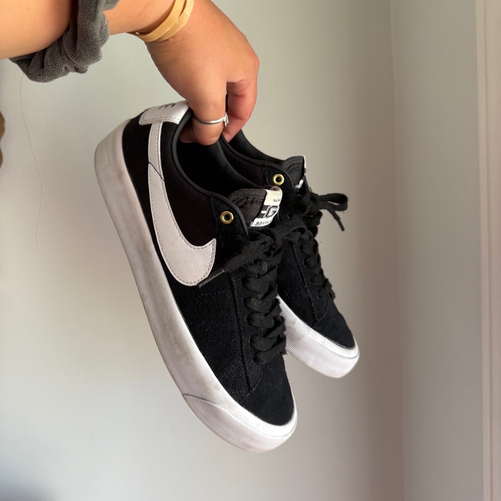 Nike Zoom Blazer Low Pro GR SB Black White womens size 9